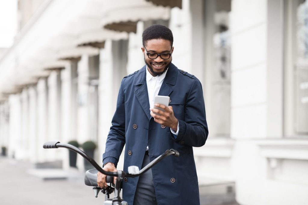 homem satisfeito com o seguro de bicicleta