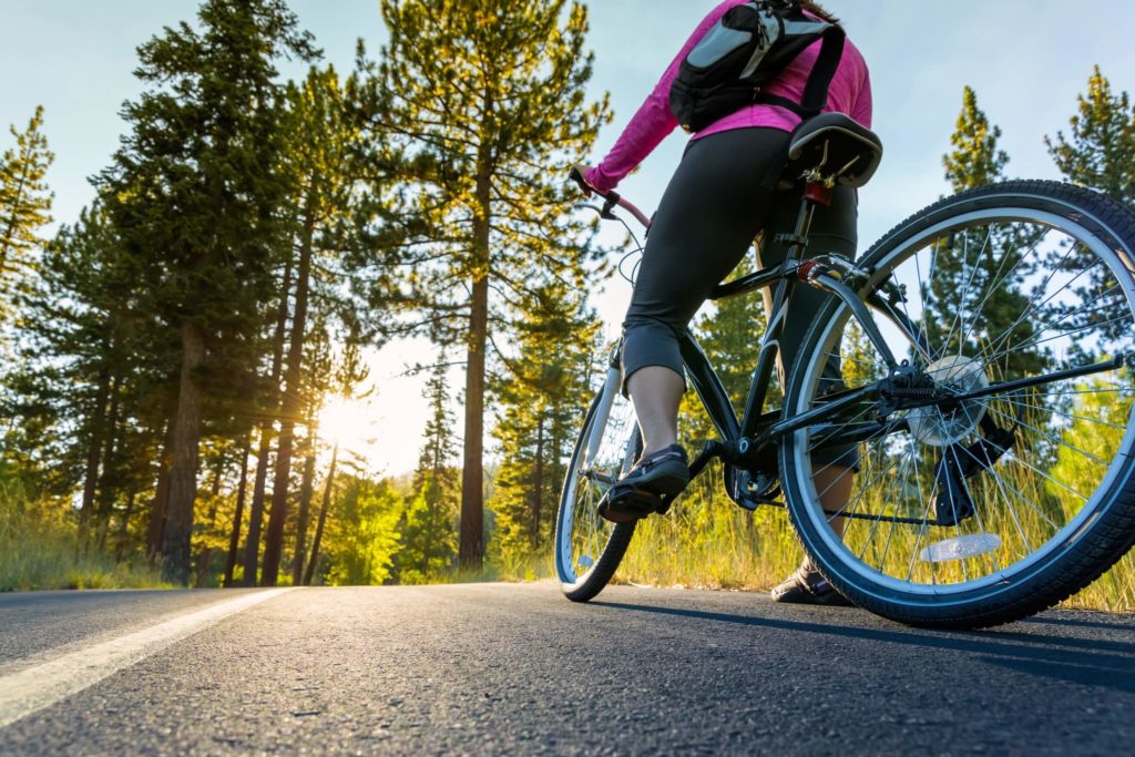 mulher andando de bicicleta