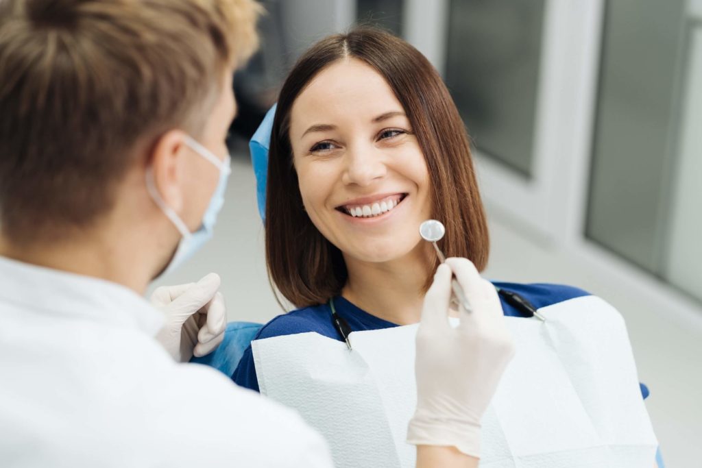 dentista e paciente em planos odontológicos empresariais