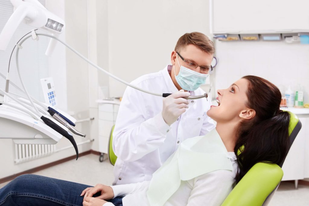 dentista fazendo procedimentos