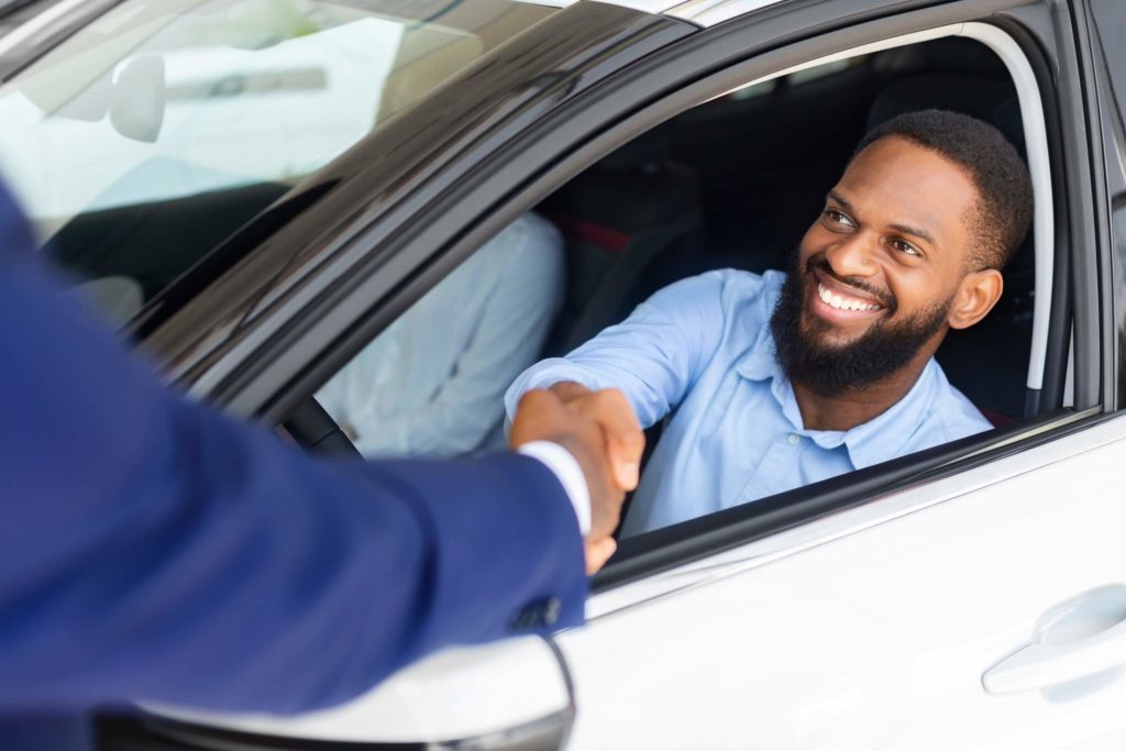 homem comprou carro novo com consórcio