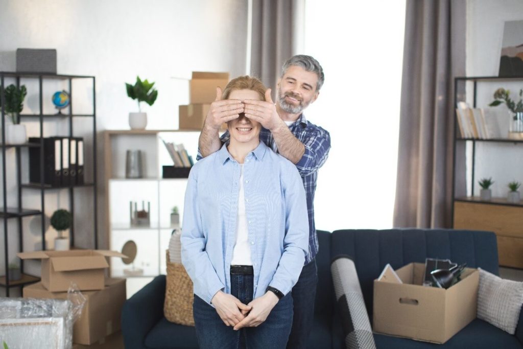 homem fazendo surpresa para mulher