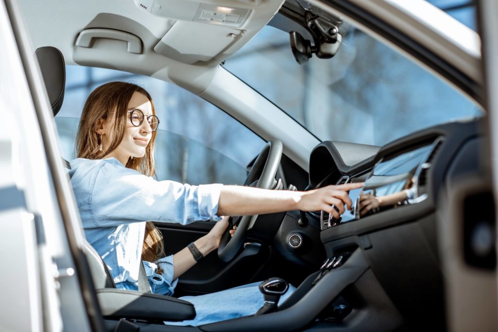 mulher dentro de carro