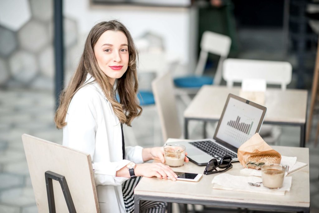 mulher trabalhando com computador