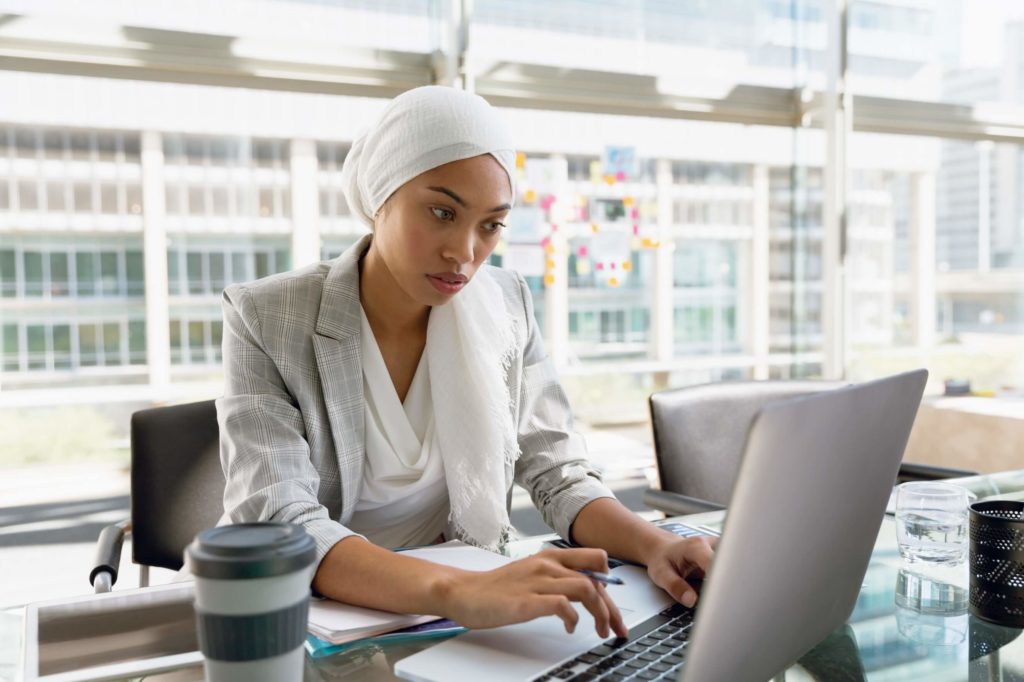 mulher trabalhando com computador
